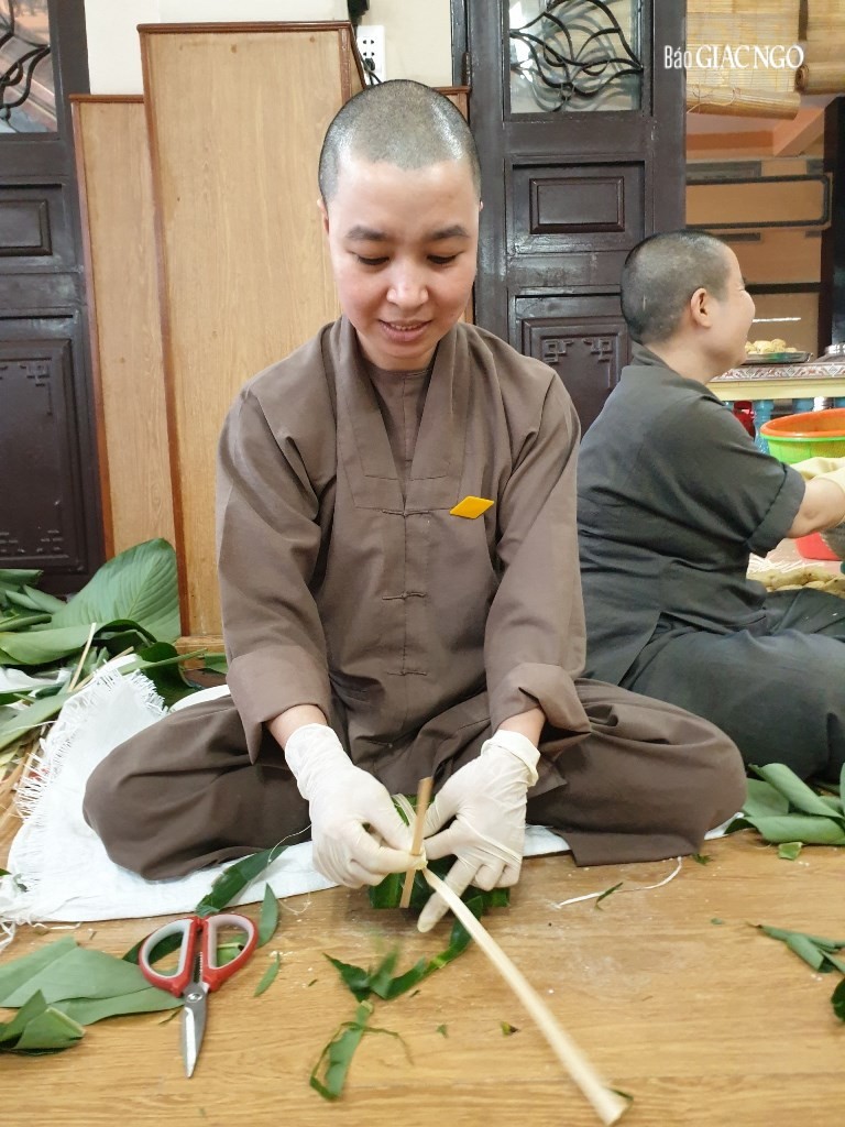 Bánh chưng lá dong và lạt buộc ruột tre Bánh chưng lá dong và lạt buộc ruột tre