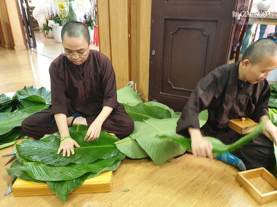 Chư Ni Quan Âm tu viện đã vây quần bên nhau cùng gói hơn 2.500 bánh chưng lá dong xanh chay Chư Ni Quan Âm tu viện đã vây quần bên nhau cùng gói hơn 2.500 bánh chưng lá dong xanh chay