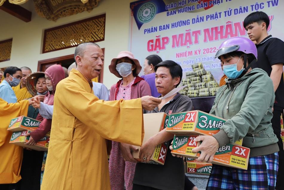 Thượng tọa Thích Quảng Tuấn trao quà Tết đến đồng bào Thượng tọa Thích Quảng Tuấn trao quà Tết đến đồng bào