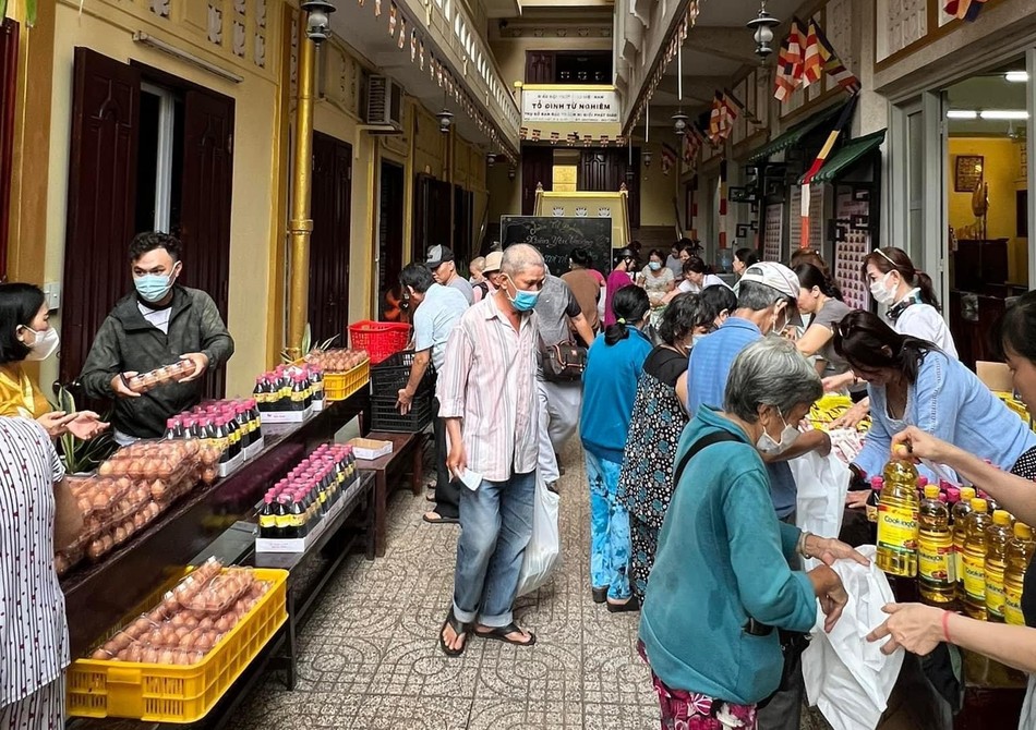 Người nghèo đi siêu thị mini 0 đồng “Tết yêu thương” tại tổ đình Từ Nghiêm - Ảnh: T.Tâm Người nghèo đi siêu thị mini 0 đồng “Tết yêu thương” tại tổ đình Từ Nghiêm - Ảnh: T.Tâm