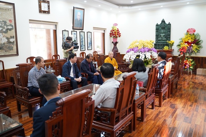 Hòa thượng Thích Bảo Nghiêm tiếp đoàn tại chùa Bằng