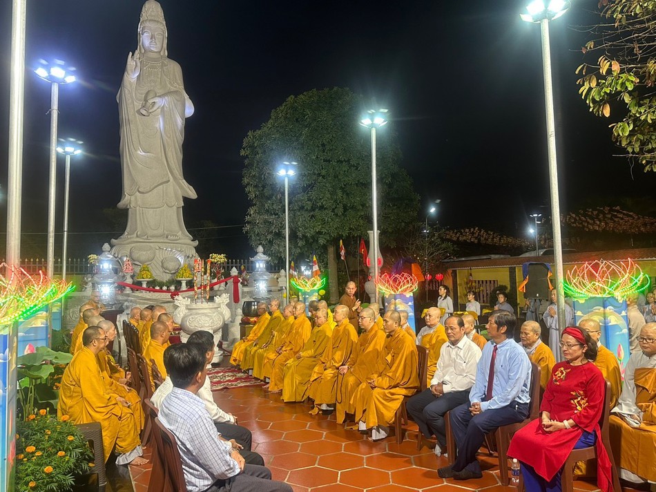 Chư tôn đức Tăng Ni, đại diện lãnh đạo các cơ quan tham dự Chư tôn đức Tăng Ni, đại diện lãnh đạo các cơ quan tham dự