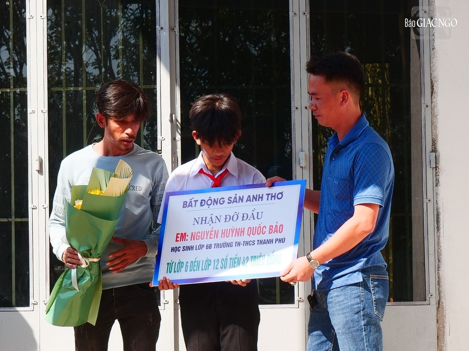 Công ty Bất động sản Anh Thơ (TX.Bình Long) nhận đỡ đầu em Nguyễn Huỳnh Quốc Bảo tới khi học hết lớp 12