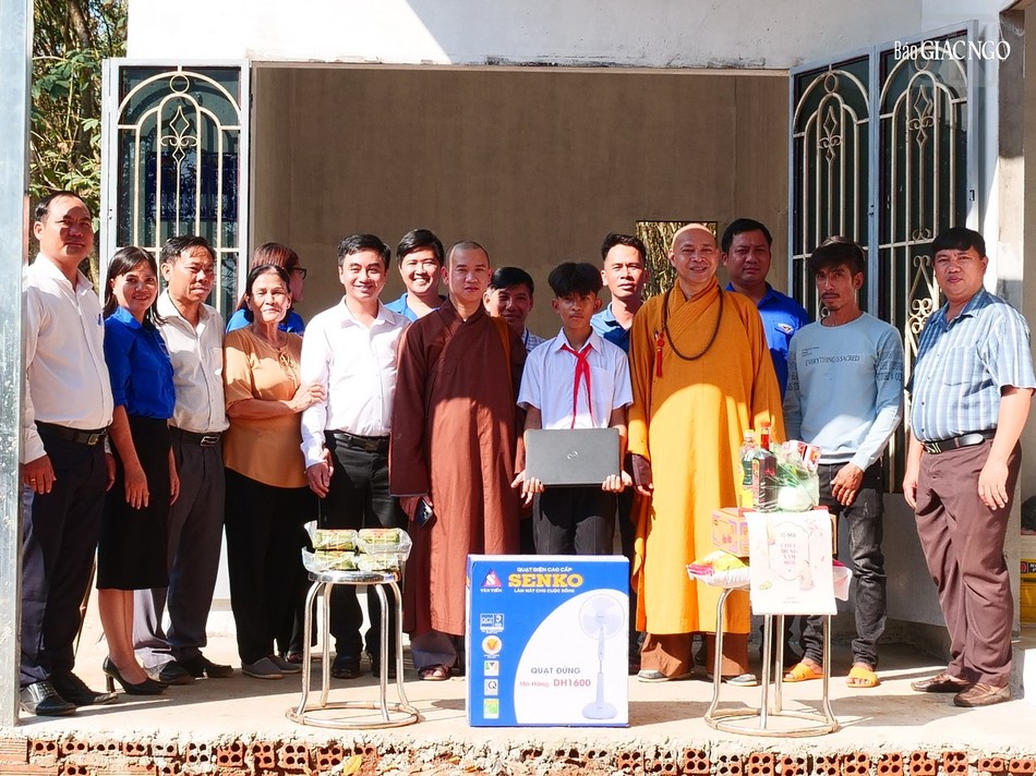 Nhiều đơn vị, cá nhân trao các món quà giúp gia đình em Bảo trong niềm vui có nhà mới trong Tết Quý Mão