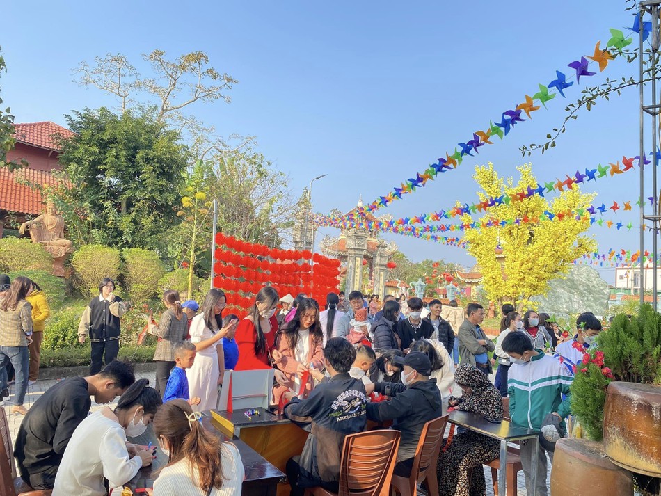 Viết thư pháp, tặng chữ ngày xuân được người du xuân thích thú Viết thư pháp, tặng chữ ngày xuân được người du xuân thích thú
