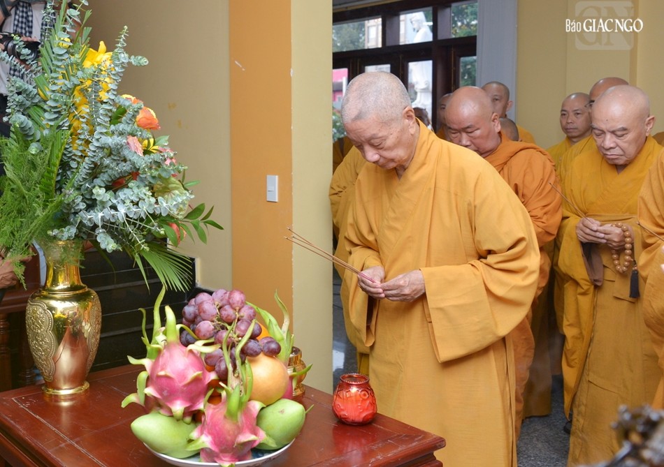 Đức Pháp chủ niêm hương mở cửa Văn phòng Ban Trị sự GHPGVN TP.HCM