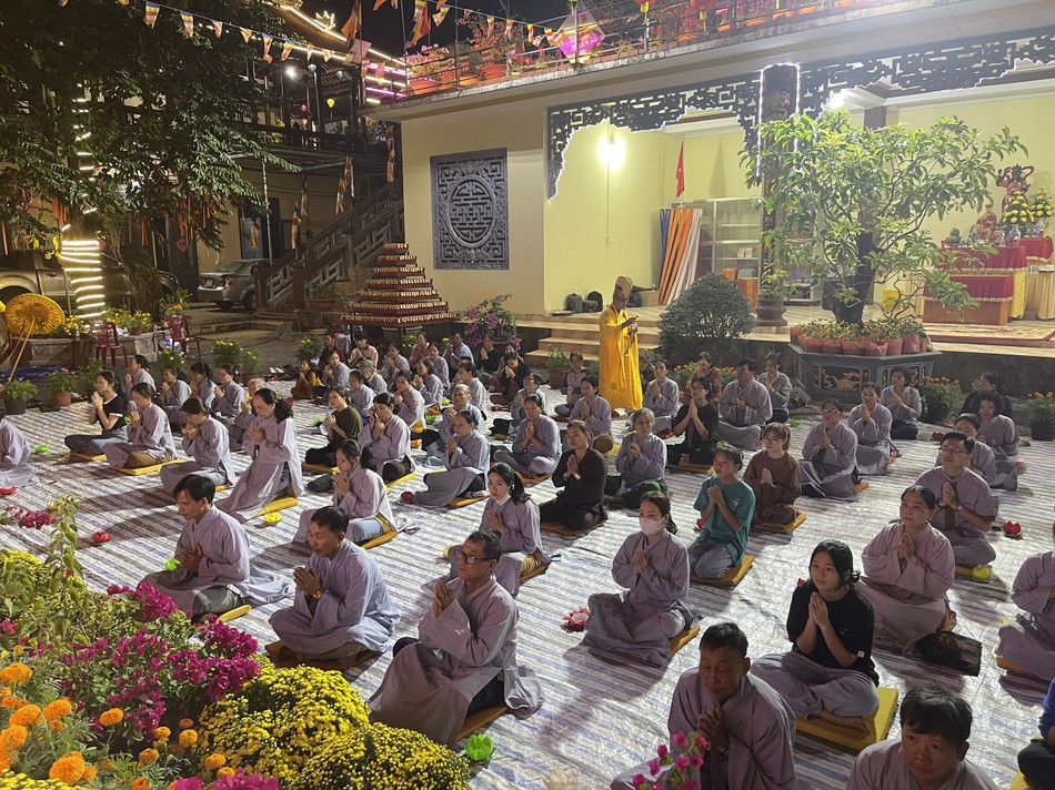 Phật tử và nhân dân trên địa bàn đã trang nghiêm cử hành nghi thức khai kinh cầu nguyện Phật tử và nhân dân trên địa bàn đã trang nghiêm cử hành nghi thức khai kinh cầu nguyện