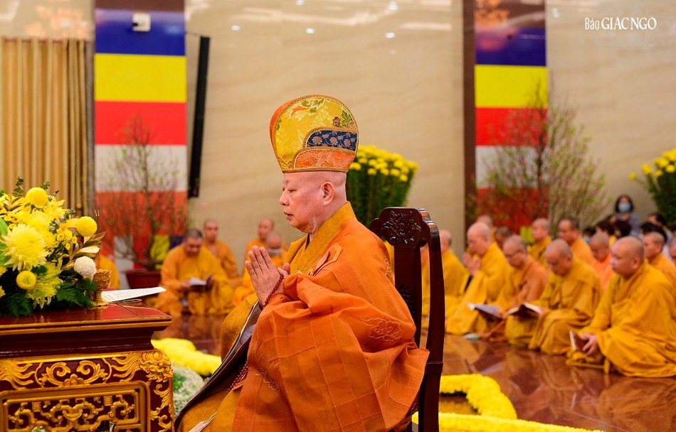 Hòa thượng Thích Lệ Trang trì tụng kinh Dược Sư