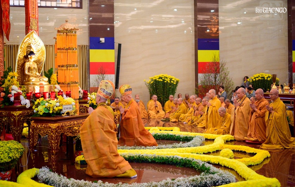 Lễ bạch Phật tại lễ tán đàn Pháp hội Dược Sư