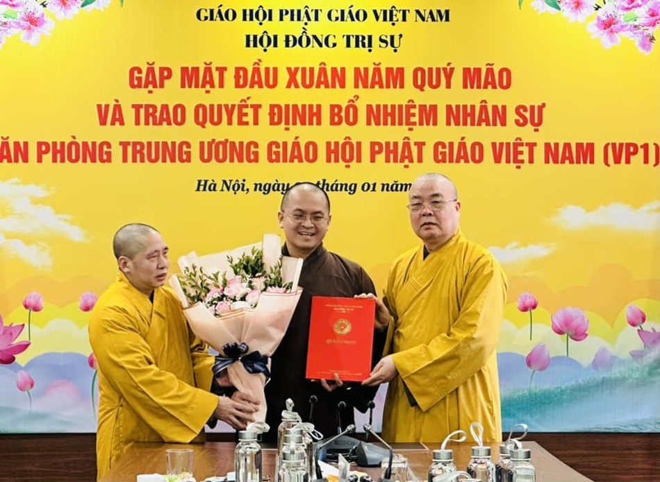 Trao quyết định Phó Văn phòng I Trung ương GHPGVN đến Đại đức Thích Nguyên Chính Trao quyết định Phó Văn phòng I Trung ương GHPGVN đến Đại đức Thích Nguyên Chính