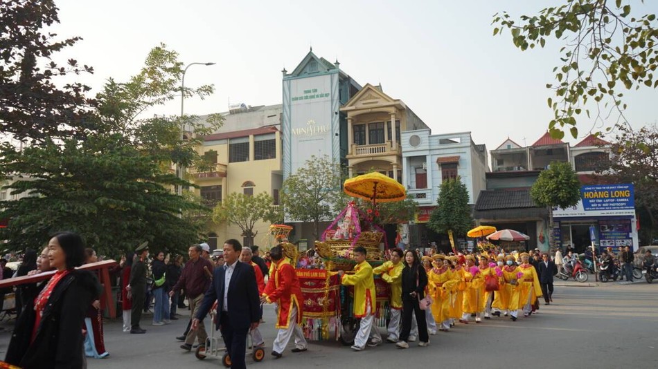 Phật tử, người dân tham dự các hoạt động rước kiệu