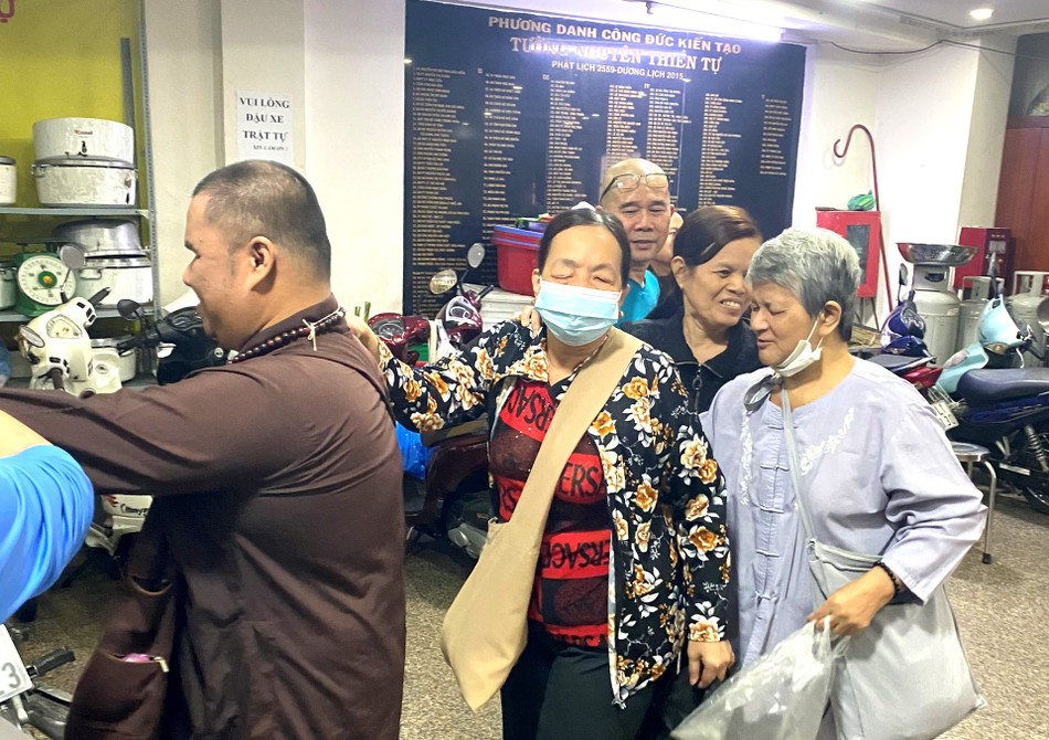 Trao 100 phần quà đến người mù - Ảnh: TN Trao 100 phần quà đến người mù - Ảnh: TN