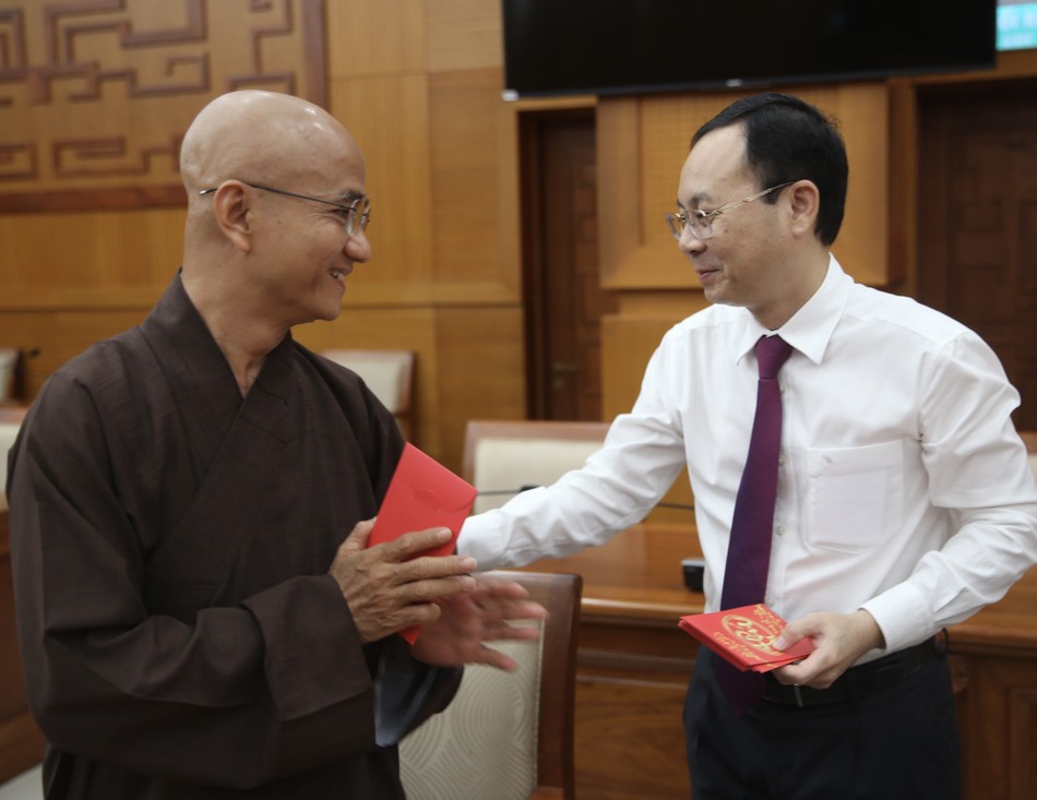 Phó Bí thư Thành ủy TPHCM Nguyễn Văn Hiếu chúc mừng năm mới đến Thượng tọa Thích Thiện Quý - Ảnh: Long Hồ Phó Bí thư Thành ủy TPHCM Nguyễn Văn Hiếu chúc mừng năm mới đến Thượng tọa Thích Thiện Quý - Ảnh: Long Hồ