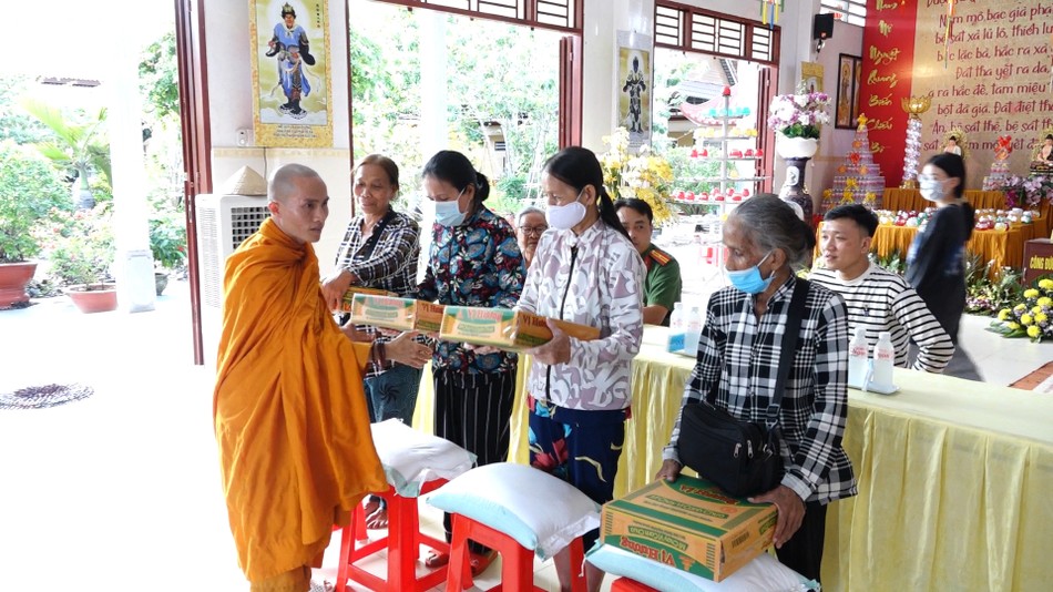 Đại đức Thích Minh Hậu, trụ trì tịnh xá Ngọc Sơn trao quà đến bà con Đại đức Thích Minh Hậu, trụ trì tịnh xá Ngọc Sơn trao quà đến bà con