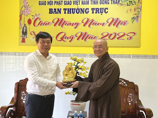 Hòa thượng Thích Chơn Minh tặng tôn tượng Phật đến Bí thư Tỉnh ủy Lê Quốc Phong Hòa thượng Thích Chơn Minh tặng tôn tượng Phật đến Bí thư Tỉnh ủy Lê Quốc Phong
