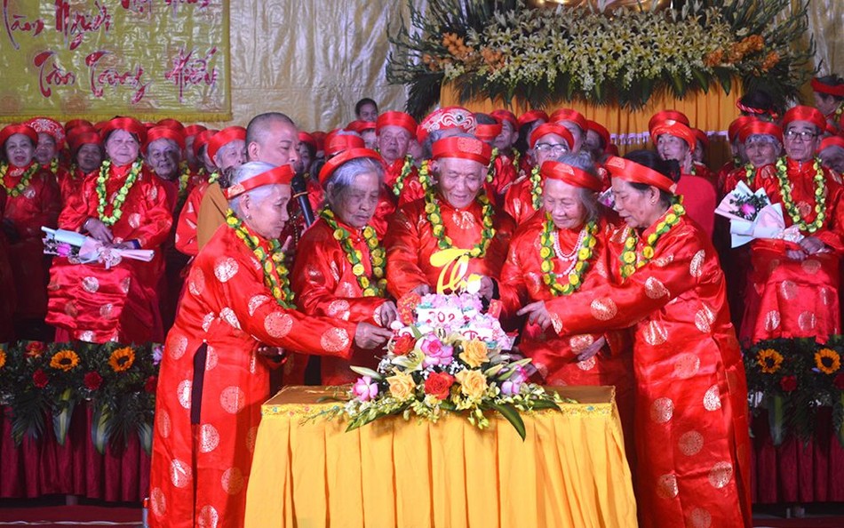 Các cụ cắt bánh mừng thọ Các cụ cắt bánh mừng thọ