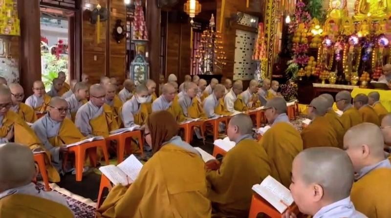 Chư Ni vân tập cử hành bố-tát, tụng giới Chư Ni vân tập cử hành bố-tát, tụng giới