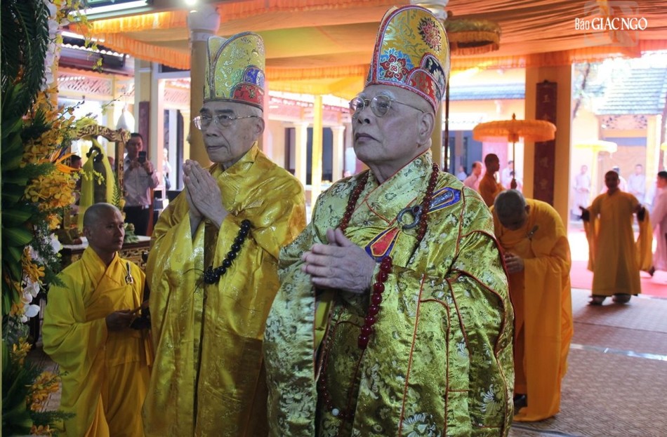 Nhị vị Hòa thượng chấp lệnh Nhị vị Hòa thượng chấp lệnh