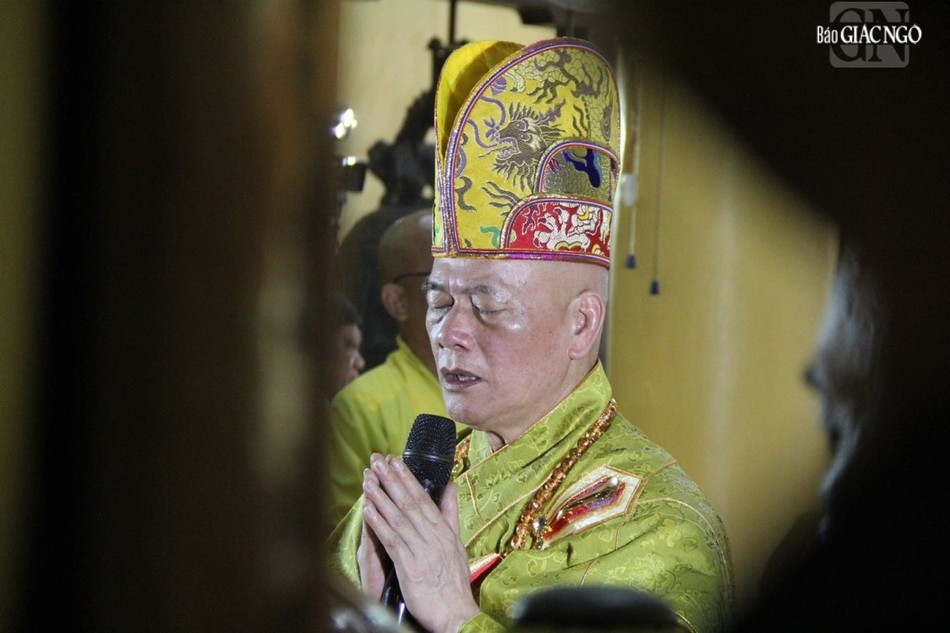 Hòa thượng Thích Giác Đạo, đương vi sám chủ cử hành bạch Phật khai kinh Hòa thượng Thích Giác Đạo, đương vi sám chủ cử hành bạch Phật khai kinh