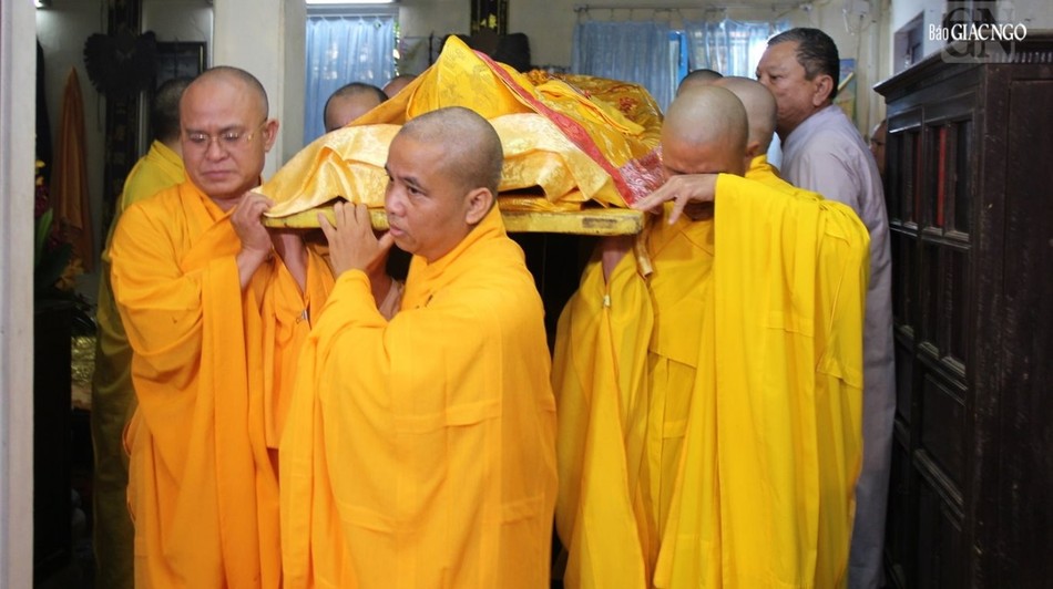 Cung thỉnh nhục thân Trưởng lão Hòa thượng đến Giác linh đường Cung thỉnh nhục thân Trưởng lão Hòa thượng đến Giác linh đường