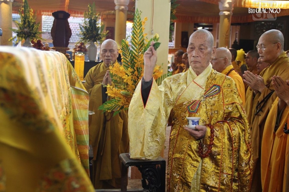 Trưởng lão Hòa thượng Thích Lưu Hòa cử hành sái tịnh kim quan Trưởng lão Hòa thượng Thích Lưu Hòa cử hành sái tịnh kim quan