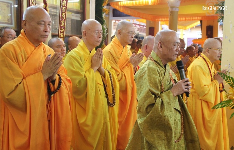 Chư tôn hộ niệm Chư tôn hộ niệm