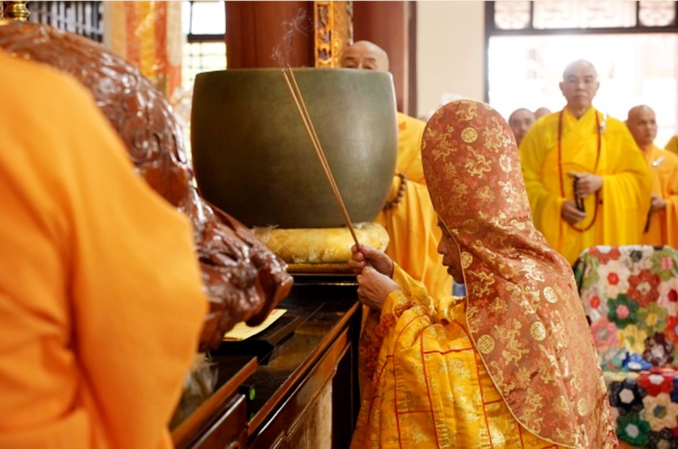 Hòa thượng Thích Đức Thanh niêm hương bạch Phật Hòa thượng Thích Đức Thanh niêm hương bạch Phật