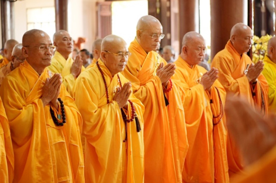 Chư tôn đức đồng tâm nhất niệm hướng về ba ngôi Tam bảo nguyện cầu Chư tôn đức đồng tâm nhất niệm hướng về ba ngôi Tam bảo nguyện cầu