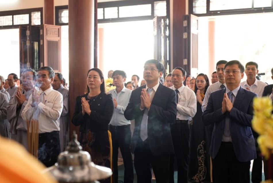 Đại diện các cơ quan cầu nguyện trước Tam bảo Đại diện các cơ quan cầu nguyện trước Tam bảo