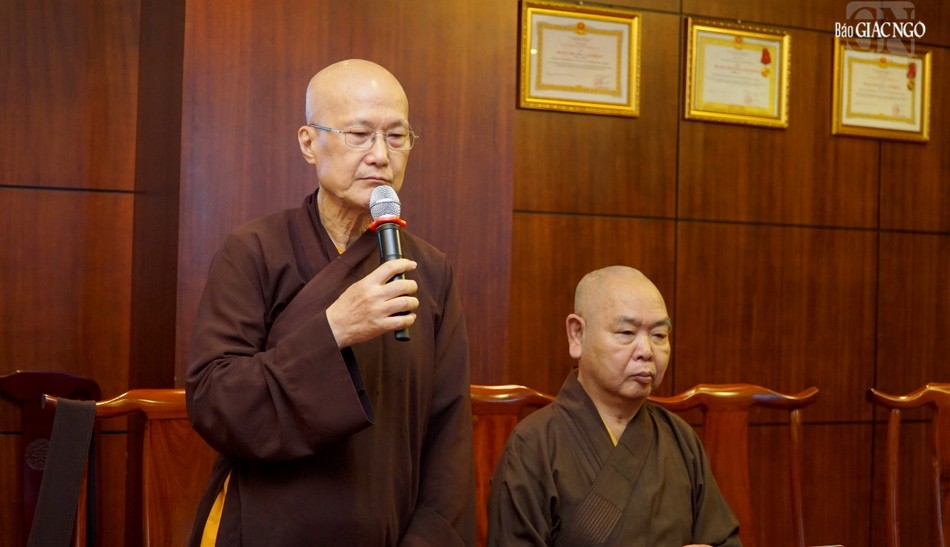 Hòa thượng Thích Chơn Không đóng góp ý kiến tại buổi họp Hòa thượng Thích Chơn Không đóng góp ý kiến tại buổi họp