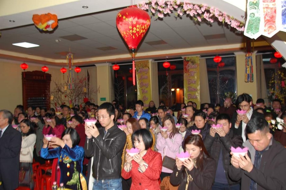 Phật tử thắp nến cầu nguyện