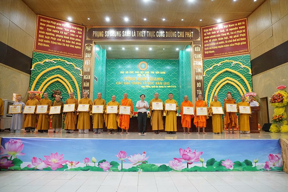 UBMTTQVN tỉnh đã trao Bằng khen đến 16 tập thể và 1 cá nhân UBMTTQVN tỉnh đã trao Bằng khen đến 16 tập thể và 1 cá nhân