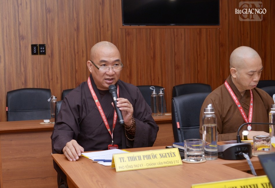 Thượng tọa Thích Phước Nguyên điều phối các ý kiến của chư tôn đức tại buổi họp