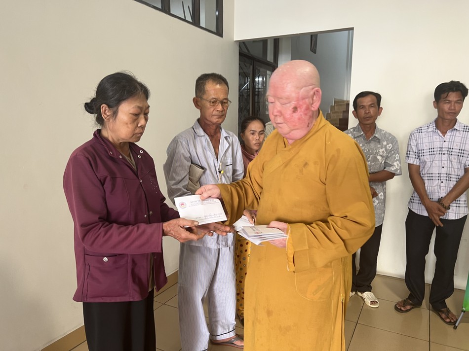 Hòa thượng Thích Duy Trấn trao hỗ trợ đến bệnh nhân khó khăn - Ảnh: M.Tuyền Hòa thượng Thích Duy Trấn trao hỗ trợ đến bệnh nhân khó khăn - Ảnh: M.Tuyền