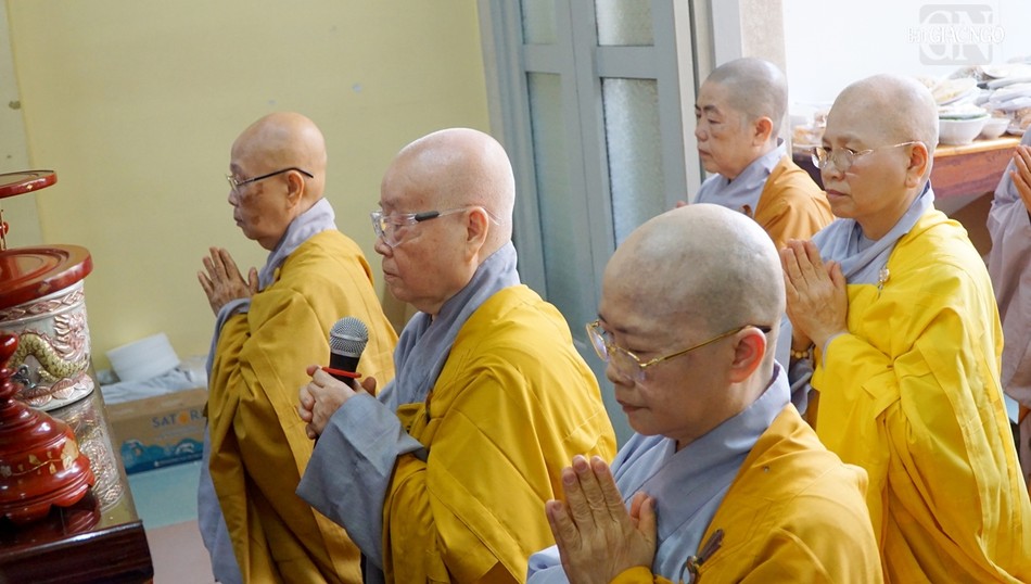 Ni trưởng Thích nữ Như Xuân tác bạch cúng dường Ni trưởng Thích nữ Như Xuân tác bạch cúng dường