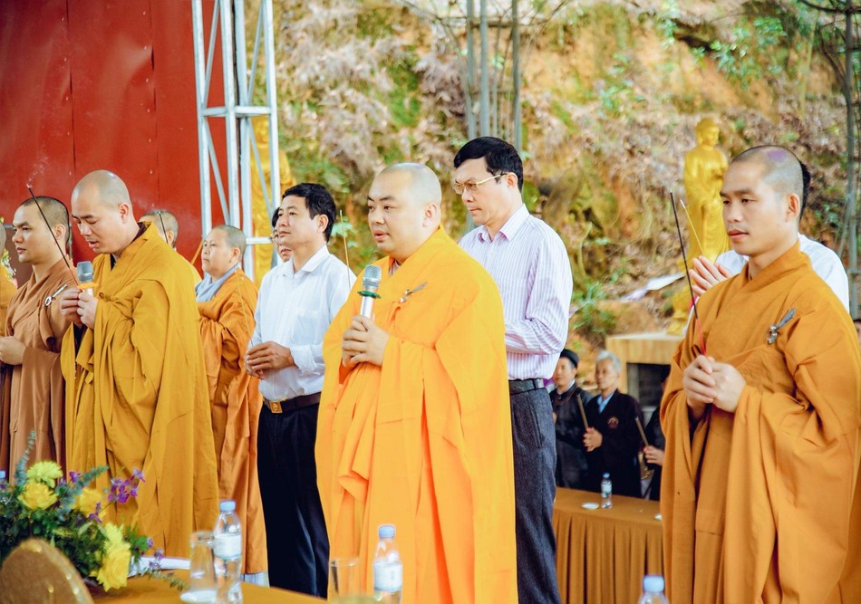 Niêm hương thành kính tưởng niệm Đức Tam Tổ Trúc Lâm Huyền Quang Niêm hương thành kính tưởng niệm Đức Tam Tổ Trúc Lâm Huyền Quang