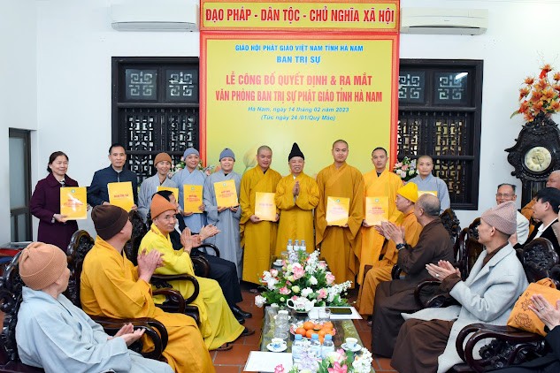 Trao quyết định chuẩn y nhân sự văn phòng Ban Trị sự Phật giáo tỉnh Hà Nam Trao quyết định chuẩn y nhân sự văn phòng Ban Trị sự Phật giáo tỉnh Hà Nam