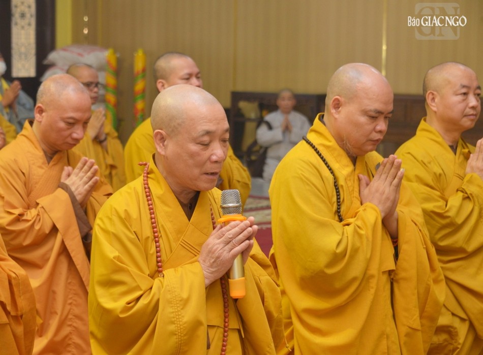 Hòa thượng Thích Bảo Nghiêm đại diện pháp quyến tác bạch Hòa thượng Thích Bảo Nghiêm đại diện pháp quyến tác bạch
