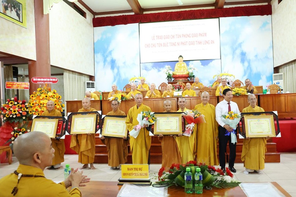 Hòa thượng Thích Minh Thiện trao giáo chỉ tấn phong tấn phong Thượng tọa Hòa thượng Thích Minh Thiện trao giáo chỉ tấn phong tấn phong Thượng tọa