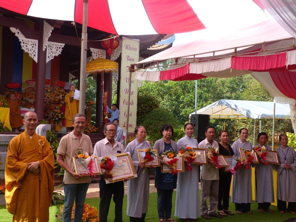 Trao Bằng công đức đến Phật tử