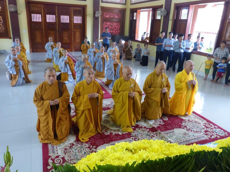 Niêm hương bạch Phật tại chánh điện chùa Thanh Tân