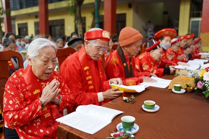 Phật tử cao niên tại lễ chúc thọ do chùa Bằng tổ chức Phật tử cao niên tại lễ chúc thọ do chùa Bằng tổ chức