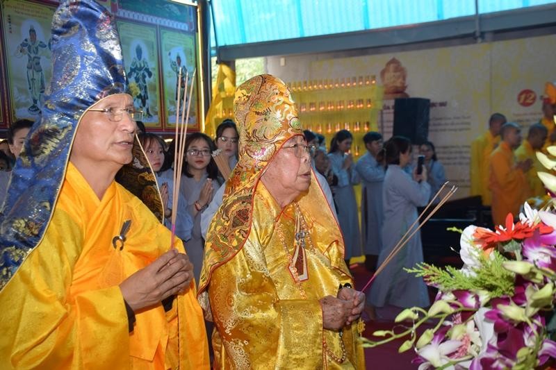 Chư vị chứng minh niêm hương bạch Phật Chư vị chứng minh niêm hương bạch Phật