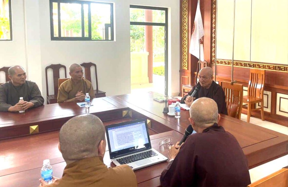 Hòa thượng Thích Minh Thông chủ trì buổi họp Hòa thượng Thích Minh Thông chủ trì buổi họp