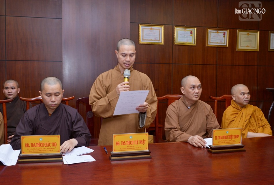 Đại đức Thích Tuệ Nhật giới thiệu chương trình buổi họp Đại đức Thích Tuệ Nhật giới thiệu chương trình buổi họp