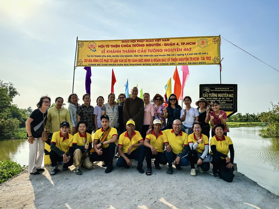 Đoàn từ thiện trong ngày vui khánh thành cây cầu bê-tông Tường Nguyên 462 bắc qua hai huyện Cầu Ngang - Cầu Kè, tỉnh Trà Vinh - Ảnh: TN Đoàn từ thiện trong ngày vui khánh thành cây cầu bê-tông Tường Nguyên 462 bắc qua hai huyện Cầu Ngang - Cầu Kè, tỉnh Trà Vinh - Ảnh: TN