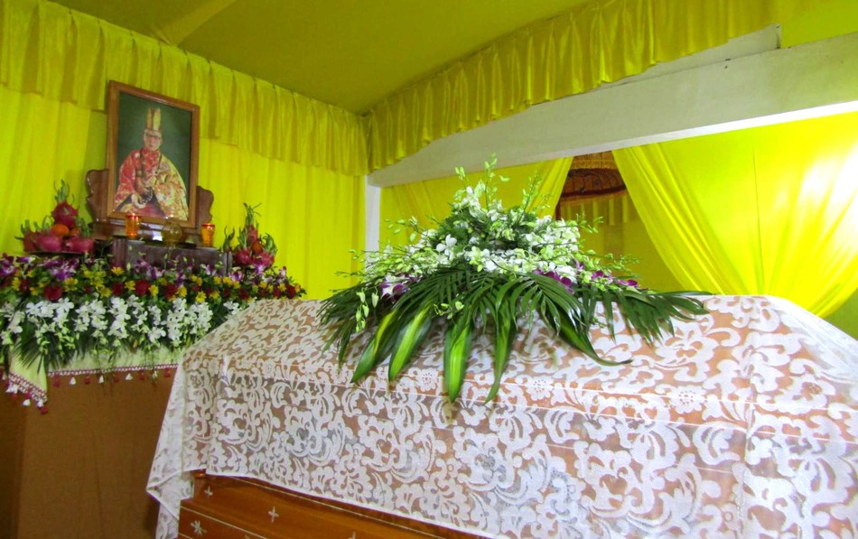 Kim quan Hòa thượng tại Giác linh đường Kim quan Hòa thượng tại Giác linh đường