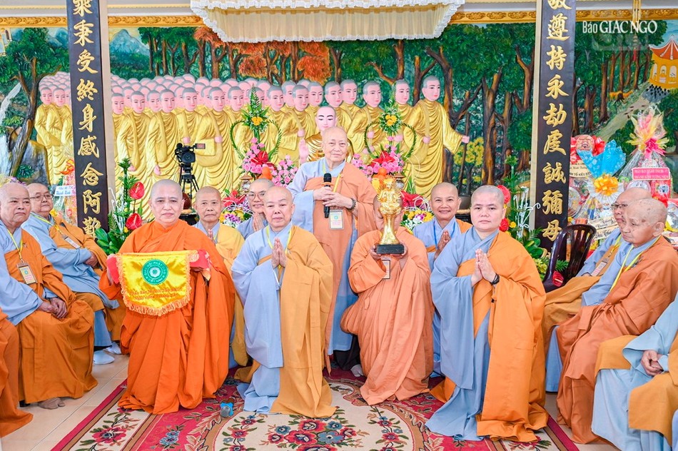 Cờ luân lưu được trao lại cho đơn vị Phân ban Ni giới H.Long Điền sẽ tổ chức lễ tưởng niệm vào năm 2024 Cờ luân lưu được trao lại cho đơn vị Phân ban Ni giới H.Long Điền sẽ tổ chức lễ tưởng niệm vào năm 2024