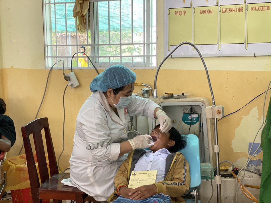 Bác sĩ kiểm tra răng cho bệnh nhân - Ảnh: TN