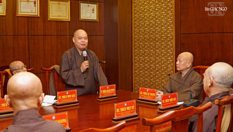 Thượng tọa Thích Thanh Phong đóng góp ý kiến tại buổi họp
